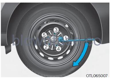 2022 Hyundai Tucson If you have a flat tire (equipped with a spare tire) fig 2