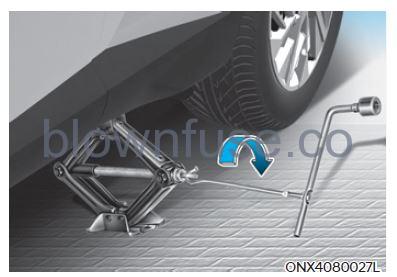 2022 Hyundai Tucson If you have a flat tire (equipped with a spare tire) fig 4