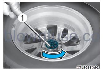 2022 Hyundai Tucson If you have a flat tire (equipped with a spare tire) fig 7