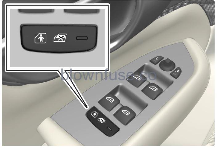 2023-Volvo-S60-Key-fig40