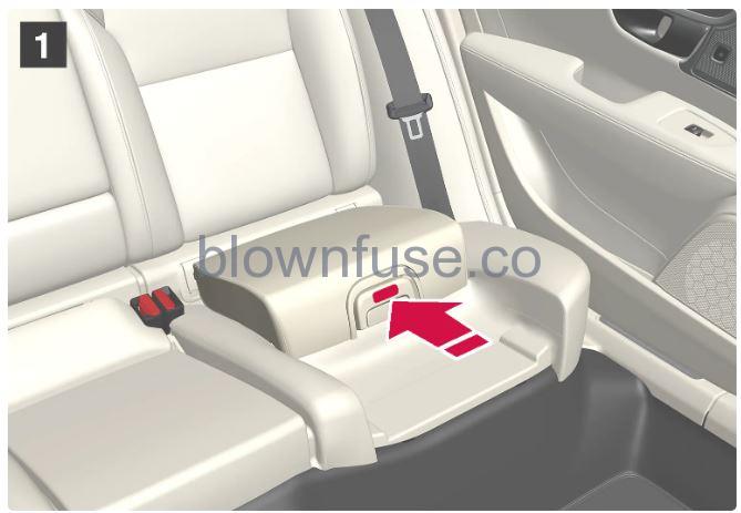 2023-Volvo-XC60-XC60-Recharge-Plug-in-Hybrid-Integrated-child-seat-fig4