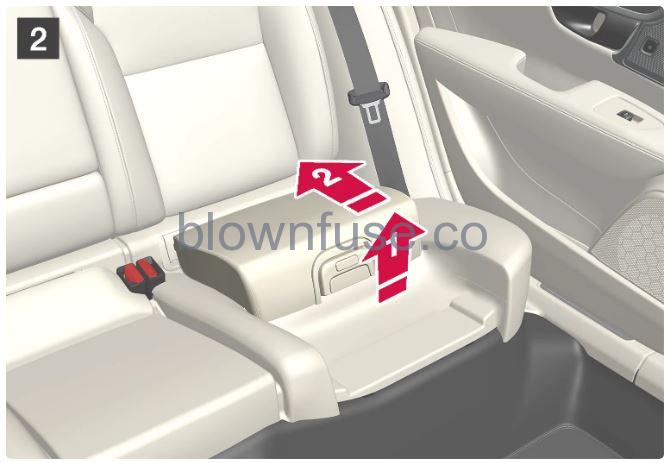 2023-Volvo-XC60-XC60-Recharge-Plug-in-Hybrid-Integrated-child-seat-fig5