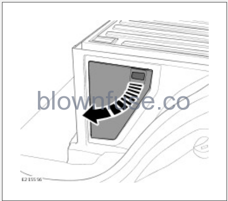 2023-Land-Rover-DISCOVERY-STORAGE-COMPARTMENTS-FIG-4