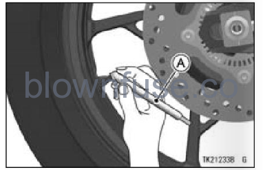 2022-Kawasaki-Z900-SE-maintainance-adjustment-fig (63)