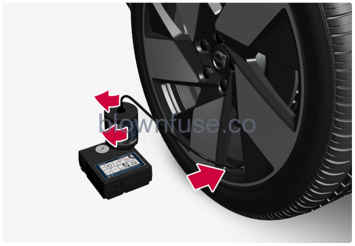 2022-Volvo-XC40-Emergency-puncture-repair-fig-3