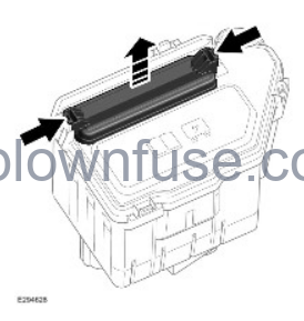 2022-Land-Rover-New-Range-Rover-Fuses-fig-2